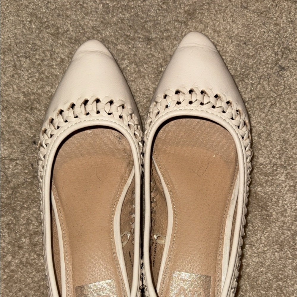 Women's pointy toed beige Leather Flats